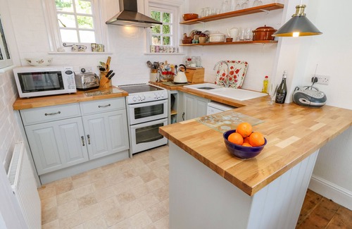 Newport Cottage | LADYLANDS COTTAGE, pet friendly, with a garden in Shorwell