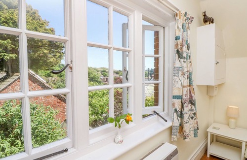 Newport Cottage | LADYLANDS COTTAGE, pet friendly, with a garden in Shorwell
