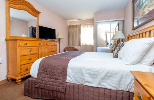 Big Bear Lake Resort | Lagonita Lodge - Lake View Guaranteed! New Year's on the Lake. Full kitchen.