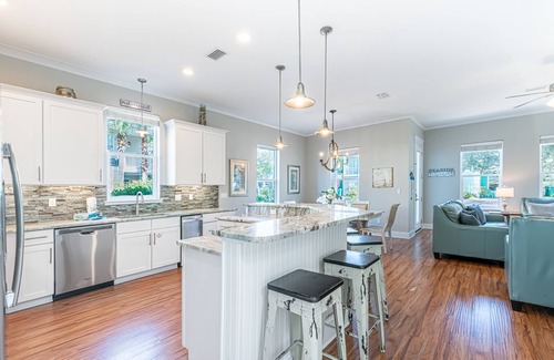 Villages of Crystal Beach House | Lagoon Style Pool ~ Walk to the Beach ~ Gated Community ~ Private Porch