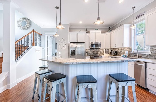 Villages of Crystal Beach House | Lagoon Style Pool ~ Walk to the Beach ~ Gated Community ~ Private Porch