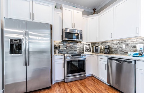 Villages of Crystal Beach House | Lagoon Style Pool ~ Walk to the Beach ~ Gated Community ~ Private Porch