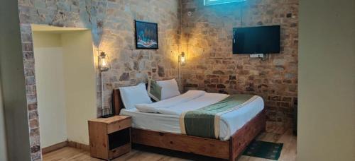 Haldwani Hotel | lake and woods - nakuchiyatal