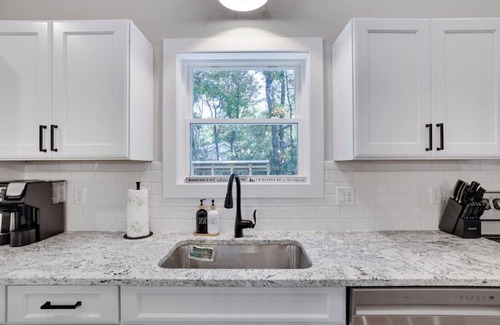 Jim Thorpe Cabin | Lake & Beach + Firepit + King Beds + Swing set