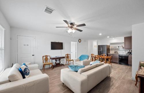 Willis House | Lake Conroe Home with Yard Half-Mi to Boating!