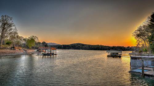Morganton House | Lake Cove Oasis