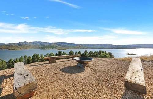Mansfield House | Lake Eildon Retreat - Breathtaking Views - Sleeps 12