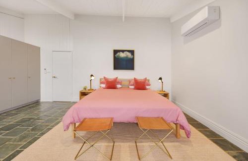 Mansfield House | Lake Eildon Retreat - Breathtaking Views - Sleeps 12