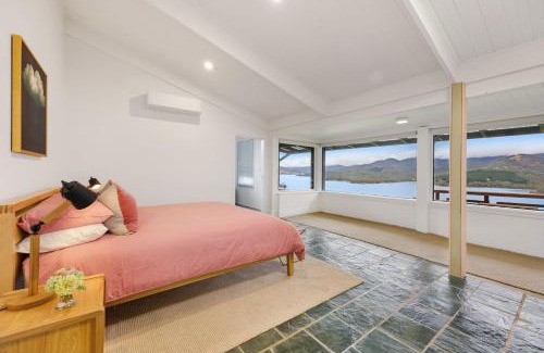 Mansfield House | Lake Eildon Retreat - Breathtaking Views - Sleeps 12