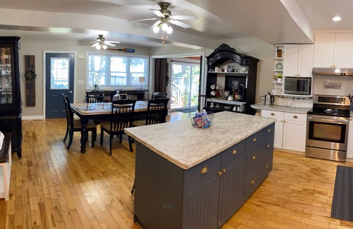 Leamington Cottage | Lake Erie's charming 4 season Lake Houz with BBQ, Fire Pit & more