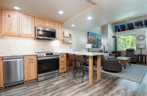 South Lake Tahoe Condo | Lake Escape- hot tubs, pools, private beach, cozy king bed, fireplace