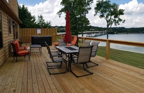 Dandridge House | Lake front cabin on main channel Douglass Lake Great for families