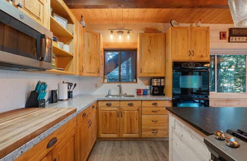 Island Park House | Lake Front|Hot Tub|Heated Garage|Private Dock