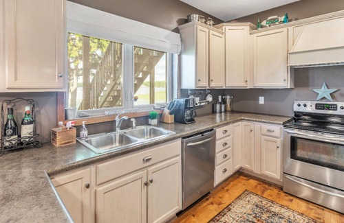 Battle Creek House | Lake Front property on Fine Lake! Amazing Views!! Pet Friendly