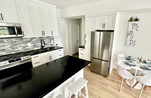 Lake Cowichan Apartment | Lake Front Retreat “New” Sleeps4 Private Beach Access 1King/1Queen/Private Patio