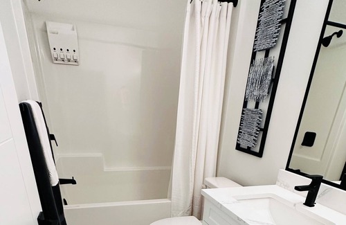 Lake Cowichan Apartment | Lake Front Retreat “New” Sleeps4 Private Beach Access 1King/1Queen/Private Patio