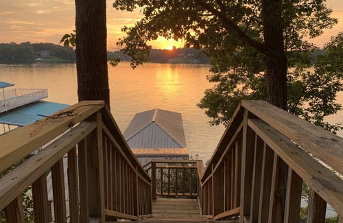 Stemley Cabin | Lake Front Retreat! Sunset Escape on Logan Martin Lake!