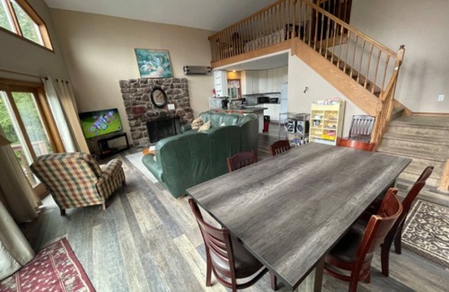 Lake Harmony House | LAKE FRONT, WIFI, Cable, House w Cottage, 2 hot tbs, pool table,secluded area