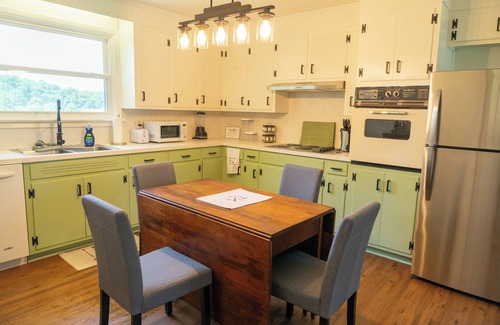 Hickory House | Lake Hickory cozy home