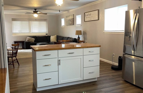 Eufaula House | Lake House Eufaulan2 Bedroom Home 1 block from Xtreme Cove Marina!
