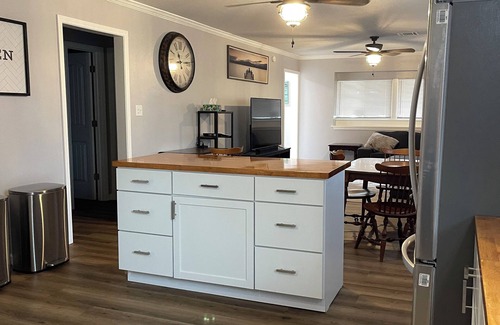 Eufaula House | Lake House Eufaulan2 Bedroom Home 1 block from Xtreme Cove Marina!