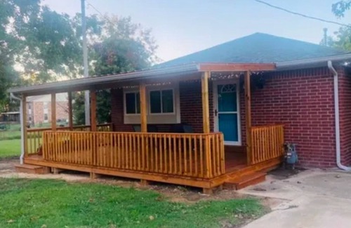 Eufaula House | Lake House Eufaulan2 Bedroom Home 1 block from Xtreme Cove Marina!