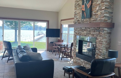 Hartford House | Lake House minutes to Erin Hills Golf Course, Holy Hill and Ice Age Trail