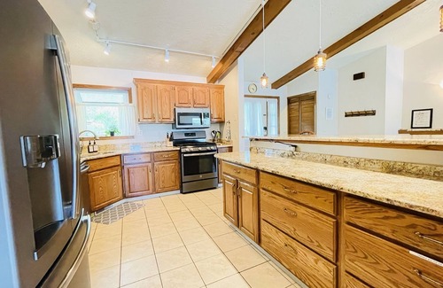 Delavan House | Lake House with Hot Tub - Birding Paradise