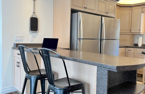 Seguin Cottage | Lake Joseph, Hot Tub, Pickle Ball, Beach, Firepit