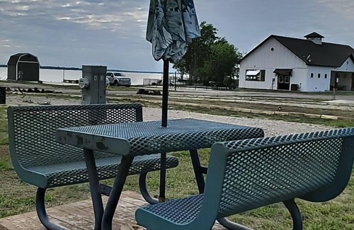 Kerens RV Rental | Lake Life 145 @ Peninsula Point