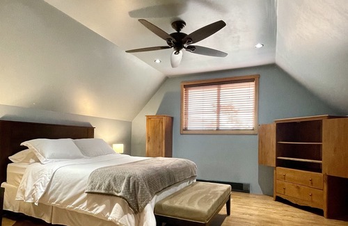 Lake Cowichan House | Lake Life Living 40' dock downtown sleeps 6 to 8