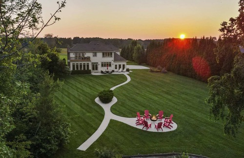 Newton House | Lake Michigan Beachfront - King Suite - Rec Room