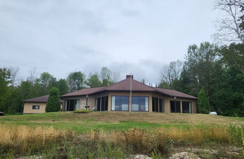 Menominee Cottage | Lake Michigan Retreat