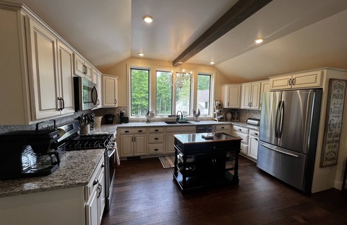 Charlevoix House | Lake Michigan View-Private Carriage House with Deck, Spacious & Quiet, 2 bedroom