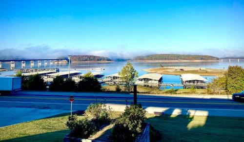 Henderson Hotel | Lake Norfork Resort
