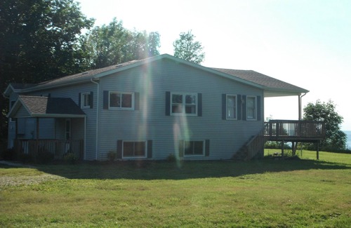 Youngstown House | Lake Ontario Vacation Property in the Greater Niagara Region
