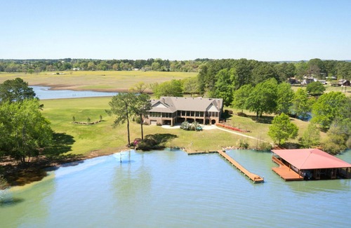 Berryville House | Lake Palestine's Best Property for Vacations, Reunions, Events, Get-Aways!