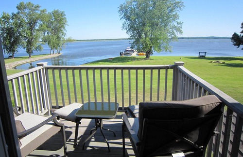 Village of Marquette Condo | Lake Puckaway Getaway - Immaculate lakefront 2-story townhome 10% off 7+ nights