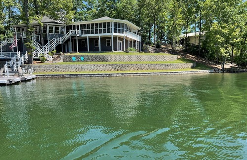 Dadeville House | Lake Room in Paradise Bed and Breakfast by Lake Martin