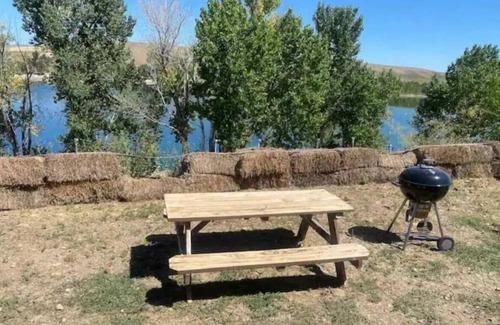 Swanlake House | Lake shore queen bed trailer, tiki torches, & tent space for extra guest