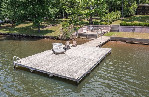 Hardwick House | Lake Sinclair Getaway + Rooftop Patio