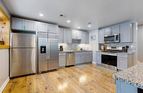 Channel Lake Apartment | Lake stay with boat launch, W/D, & AC