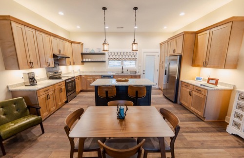 Mount Gilead House | Lake Tillery Retreat. Walk to Marina.