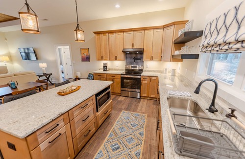 Mount Gilead House | Lake Tillery Retreat. Walk to Marina.