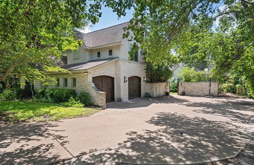 Leander House | Lake Travis Tranquility: waterfront w/pool, hot tub, boat dock, bar & game room