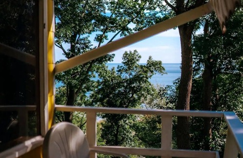 Central Elgin Cottage | Lake view, beach access, vintage cottage getaway with sauna!