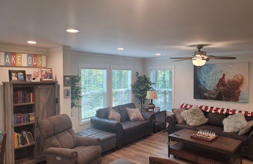 Martin House | Lake View Charming 2-bedroom home with WiFi, AC in pleasant Martin.