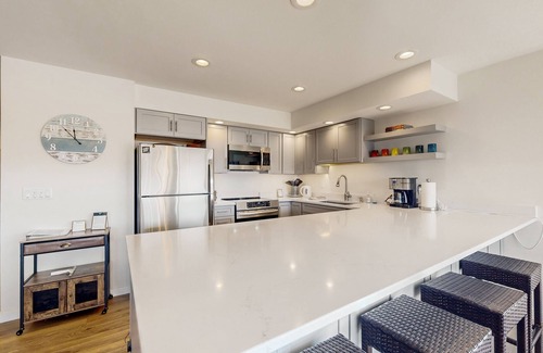 Chelan Condo | Lake-view condo with 6 pools, tennis, grill, hot tub, tennis, basketball, & gym