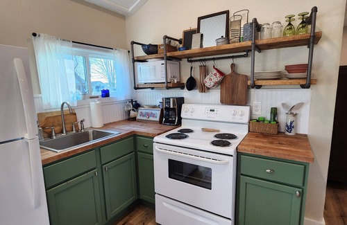 Fayette Cottage | Lake View Cottage for Two with Views of Harrison Lake