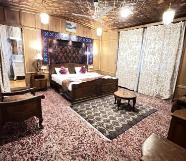 Dal Lake Hotel | Lake view group of houseboats